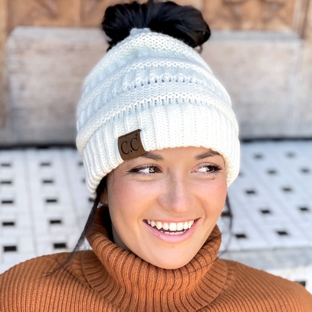 🆕 NWOT Ivory Knit Messy Bun Beanie